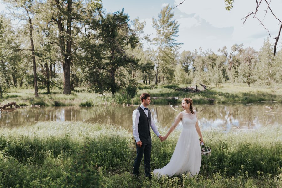 Fish Creek Park Calgary bride & groom photos in the summer