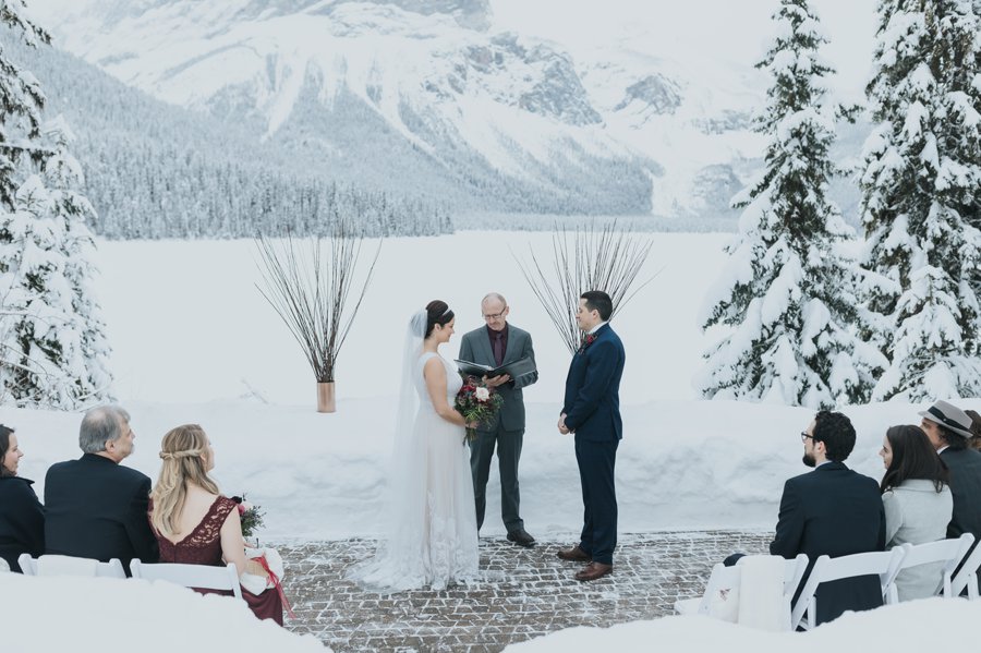 outdoor wedding ceremony at the snowy viewpoint