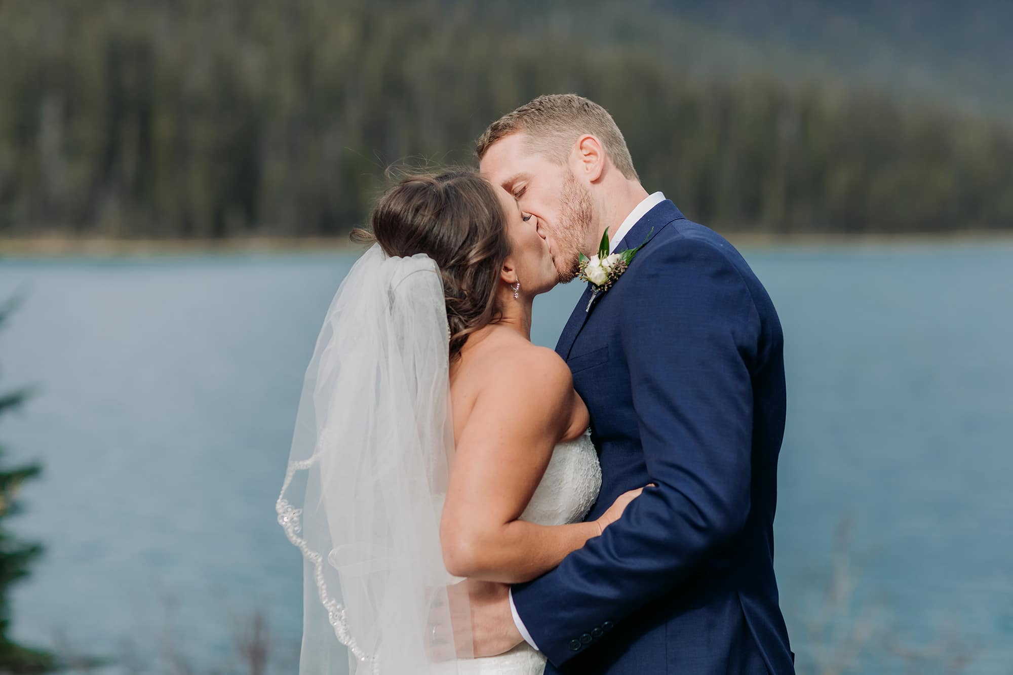 mountain eleopement emerald lake lodge outdoor ceremony viewpoint