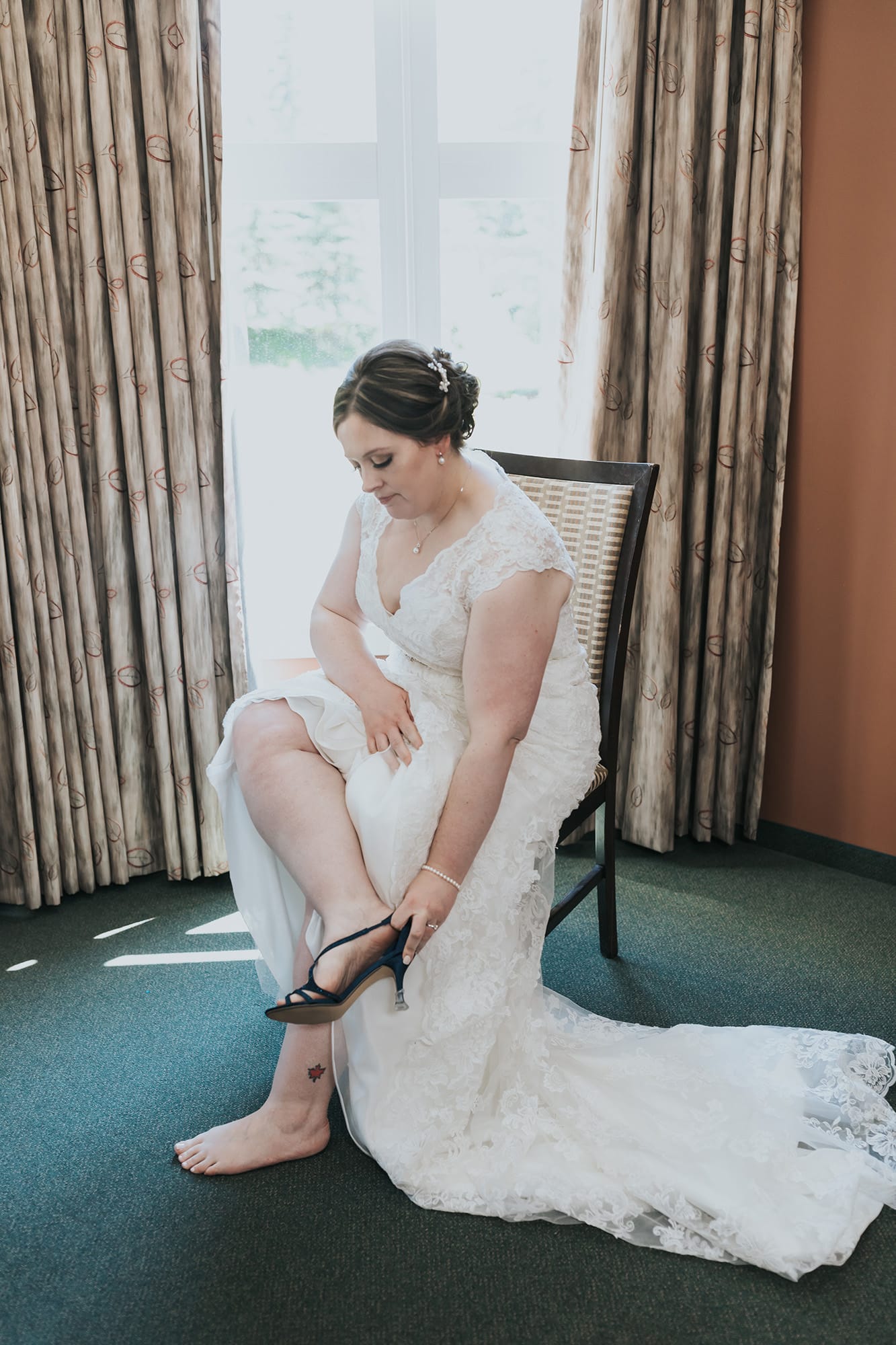 canmore bride getting ready at windtower suites