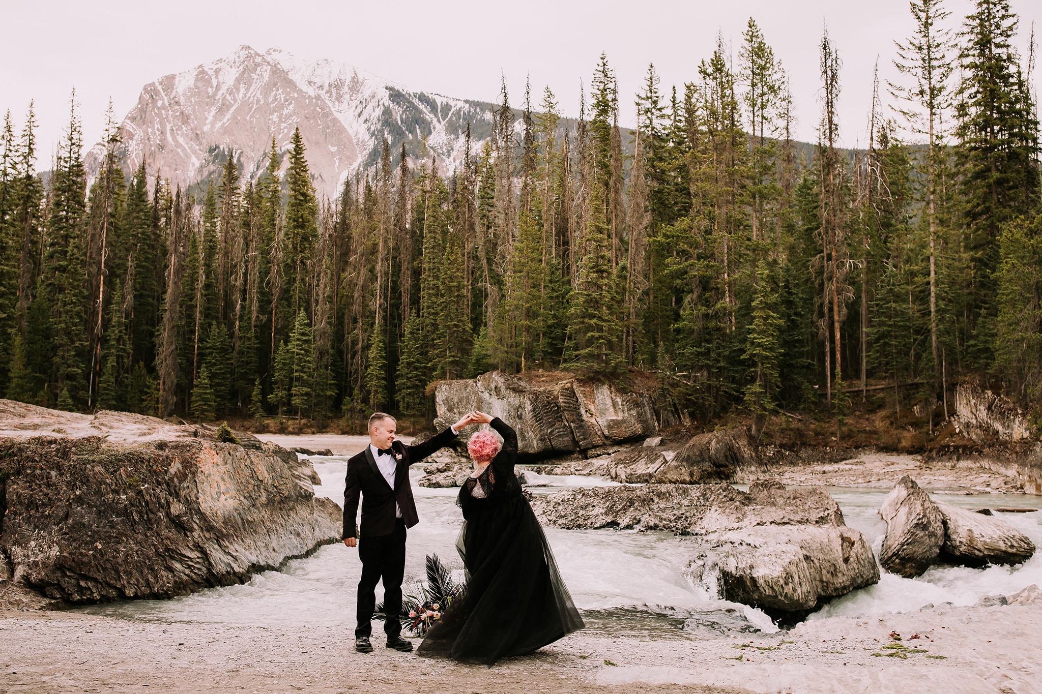 dark wedding vow renewal at natural bridge with bride in black wedding dress pink hair alternative wedding