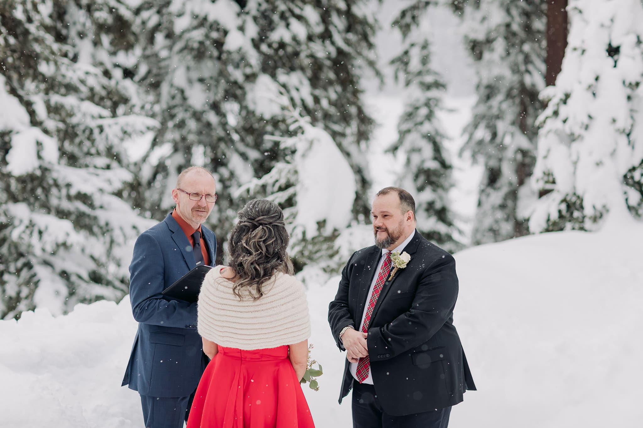 Emerald Lake Lodge winter outdoor wedding ceremony at the snowy Viewpoint