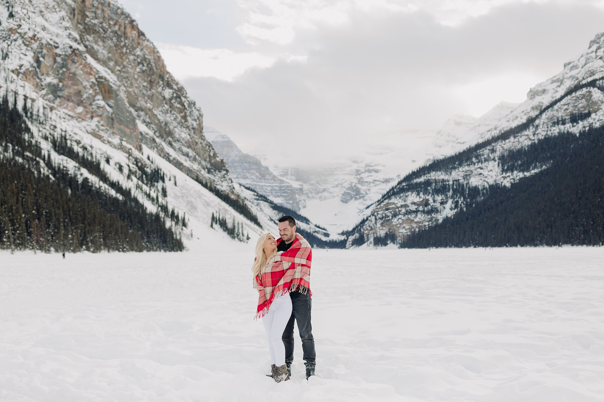 winter mountain vacation at Lake Louise Souvenir Vacation photos in the snow in a cute plaid blanket
