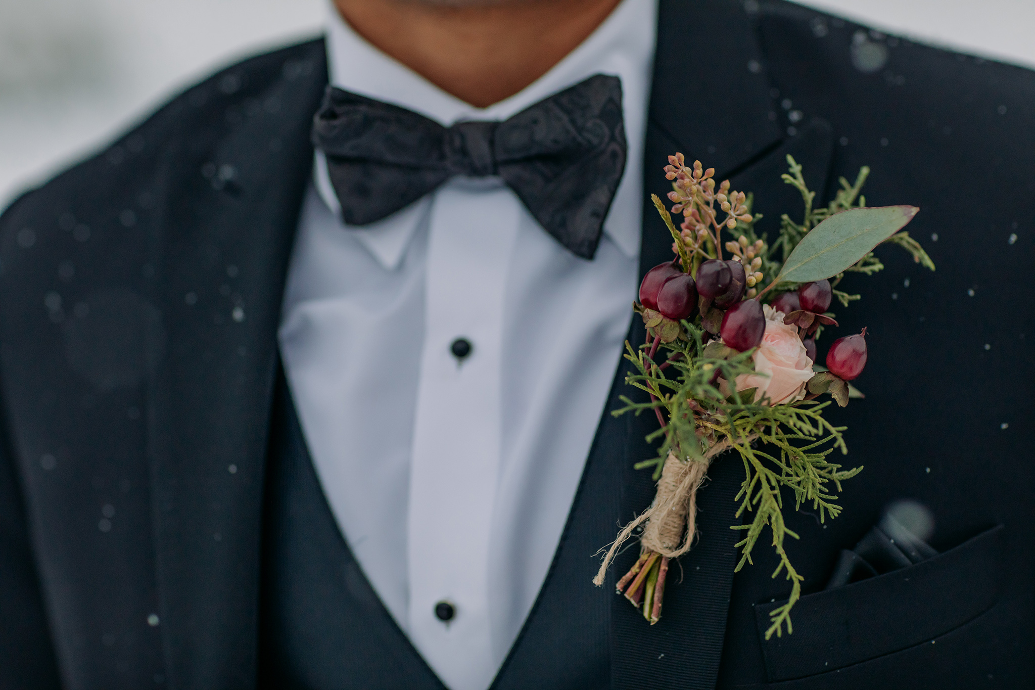 wild unstructured groom boutonniere with hypericum berries, blush rose & greenery